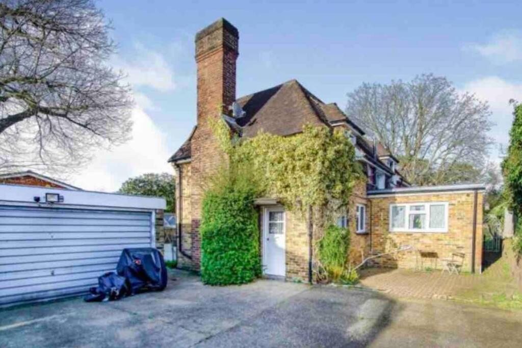 Gallery image of Lovely cottage in the heart of Shirley- Croydon in Shirley