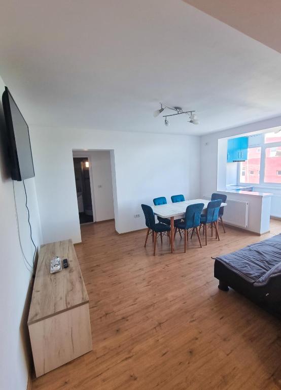 a living room with a dining room table and chairs at Apartament Crina in Jurilovca