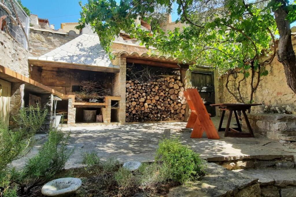 ein hölzernes Objekt, das mitten auf einer Terrasse steht in der Unterkunft CA JOAN a VILLORES, Els Ports (País Valencià) in Villores