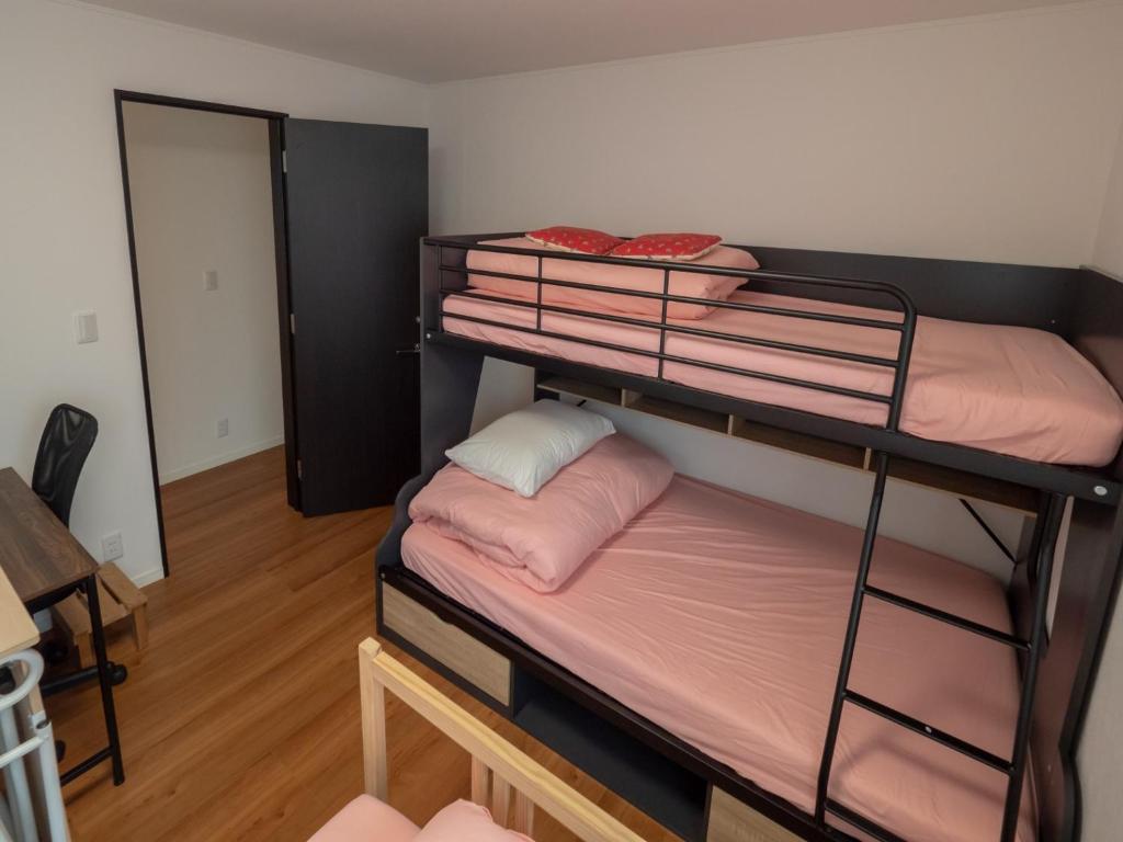 Un pat sau paturi într-o cameră la Kamakura International House Family room w Shower Toilette Min 1 female guest - Vacation STAY 11601