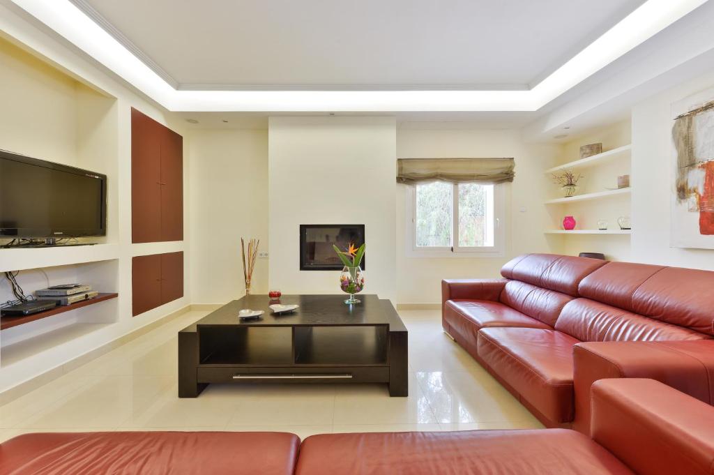 A television and/or entertainment centre at Villa con piscina gigante