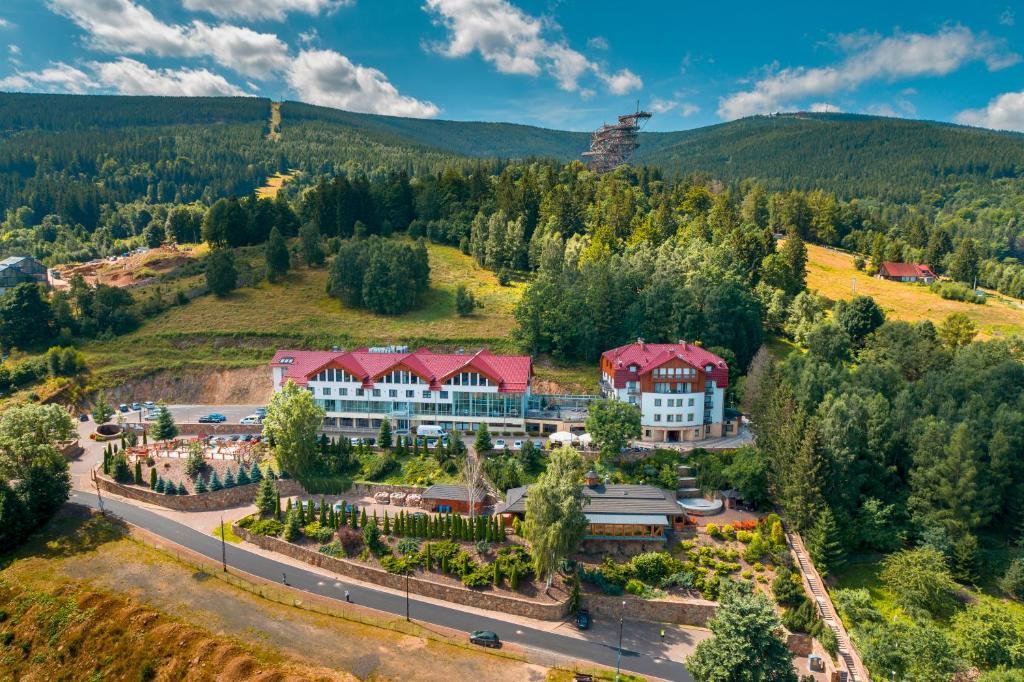 uma vista aérea de um resort nas montanhas em Hotel & Medi-Spa Biały Kamień em Świeradów-Zdrój