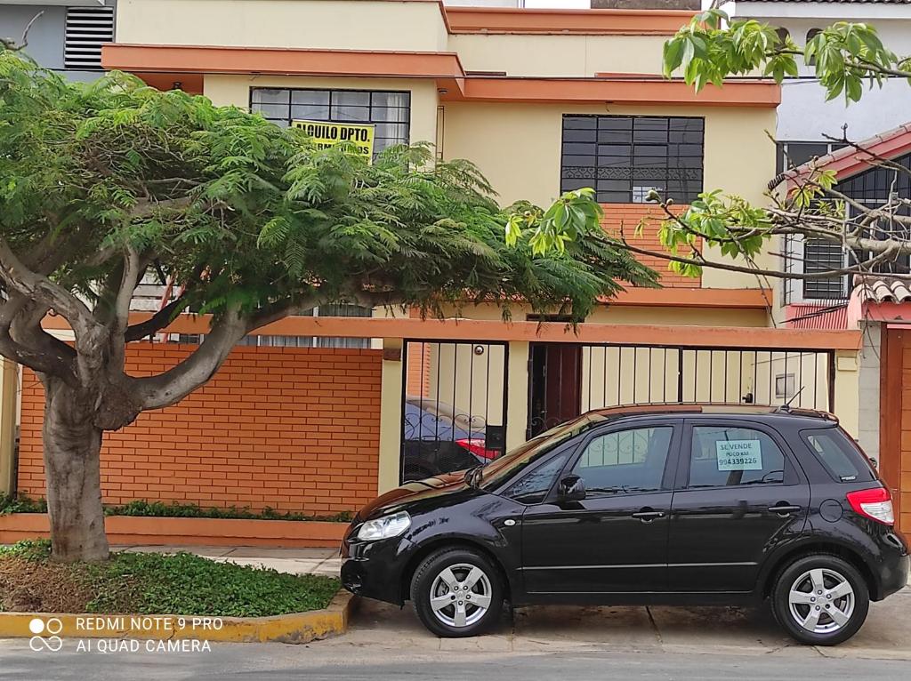 un coche negro estacionado frente a un edificio en Apart Hotel Don Ernesto, en Lima