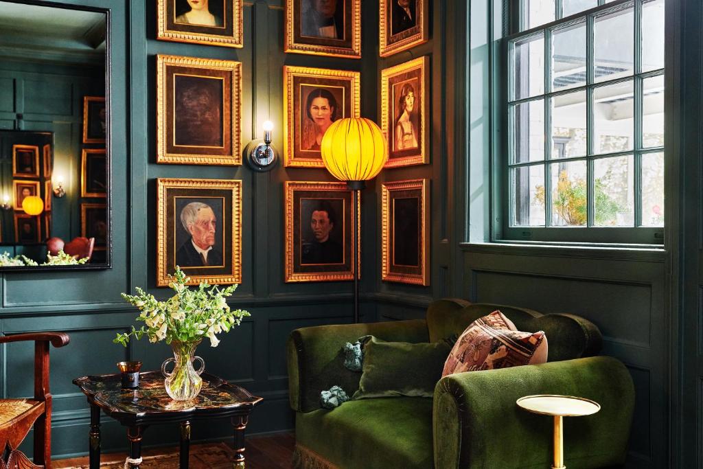Posezení v ubytování The Vanderbilt, Auberge Resorts Collection