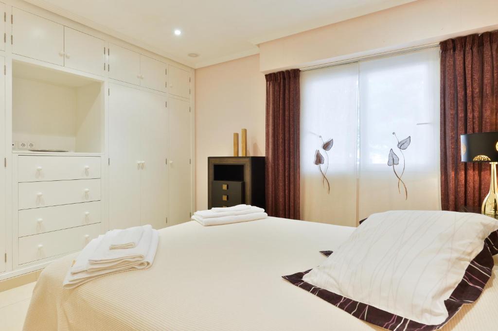 A bed or beds in a room at Villa con piscina gigante