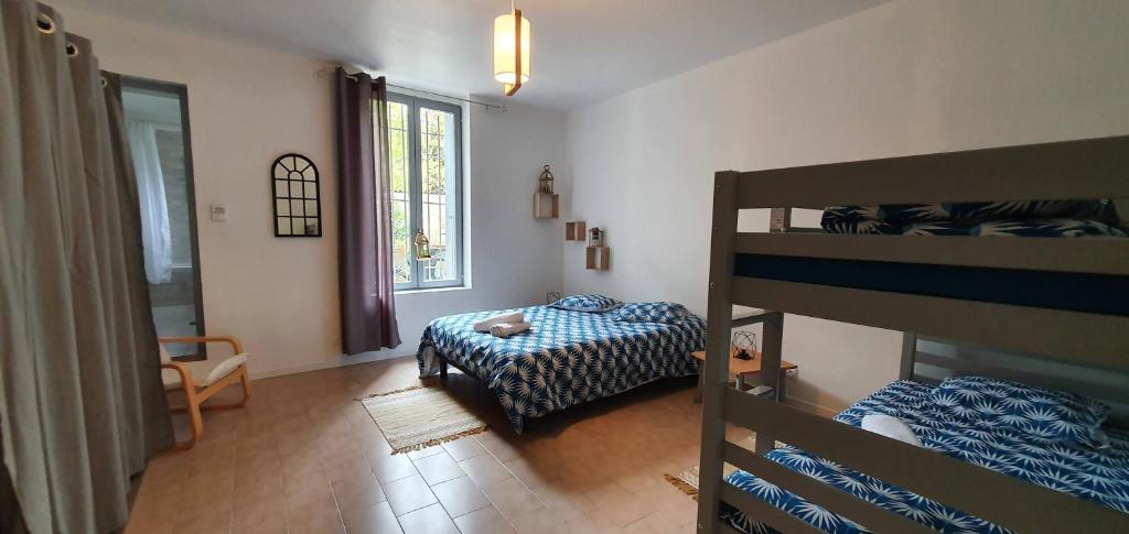 - une chambre avec des lits superposés dans l'établissement Chez Mamita : appartement dans quartier calme., à Carcassonne