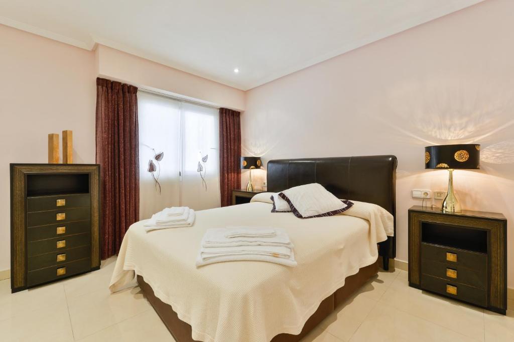 A bed or beds in a room at Villa con piscina gigante
