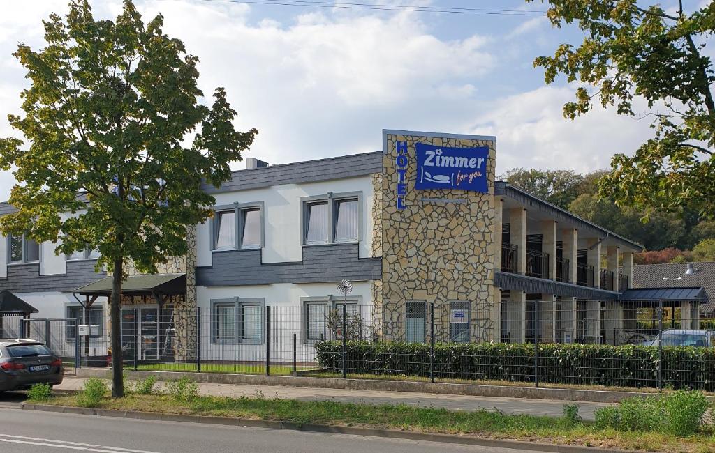 レスラートにあるZimmer for youの側面に看板がある建物