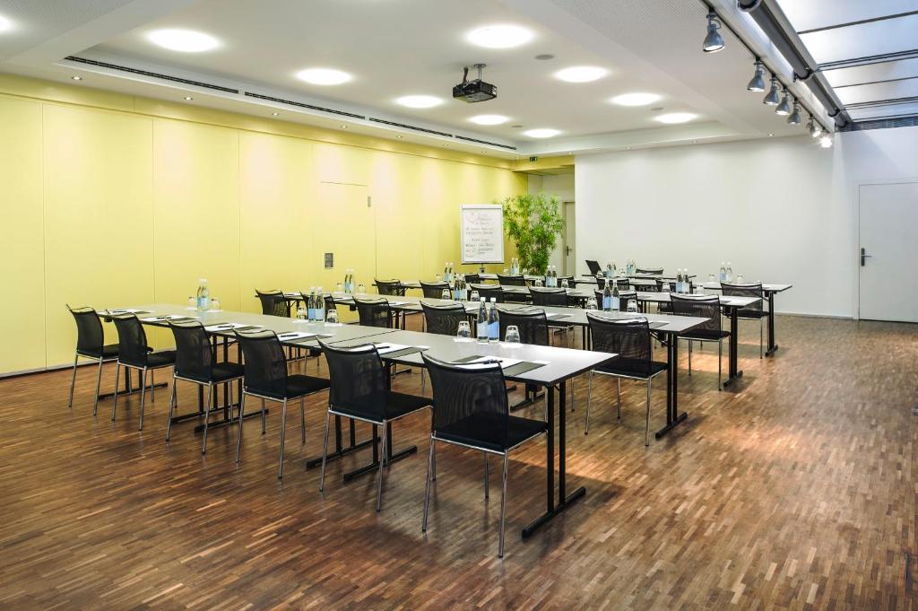 A área empresarial e/ ou a sala de conferências de Sedartis Swiss Quality Hotel