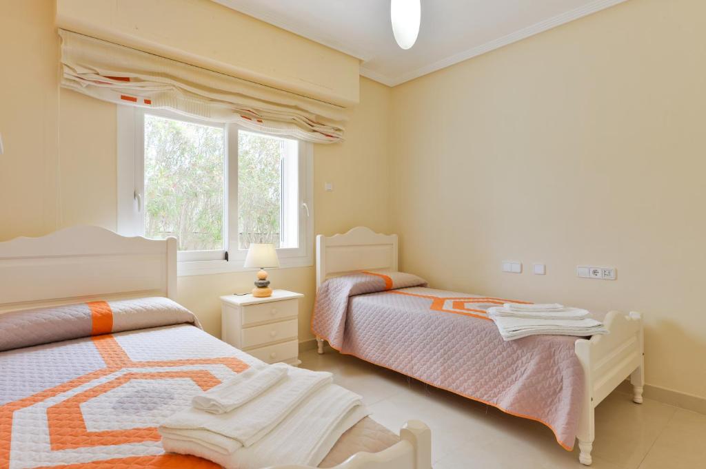 A bed or beds in a room at Villa con piscina gigante