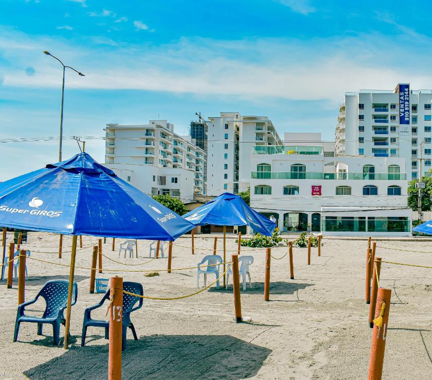 En strand vid eller i närheten av hotellet