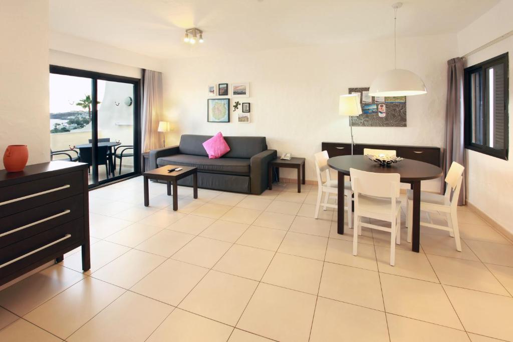 A seating area at Grupotel Tres Vidas