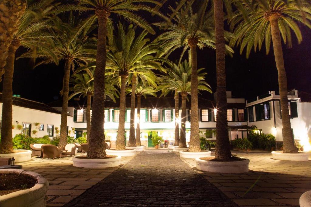Um jardim no exterior de Hotel El Patio