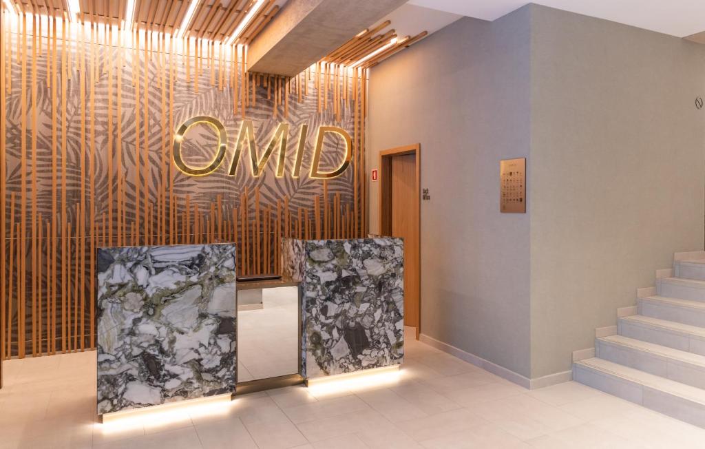 hol ze schodami i znakiem na końcu w obiekcie OMID Saldanha Hotel w Lizbonie