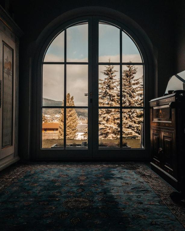 Nespecifikovaný výhled na hory nebo výhled na hory při pohledu z hotelu