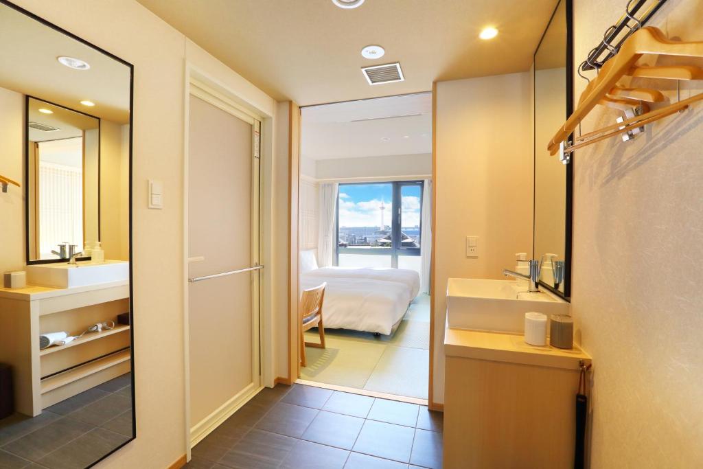 Postel nebo postele na pokoji v ubytování Henn na Hotel Premier Kyoto Gojo Karasuma -Formerly Watermark Hotel Kyoto-