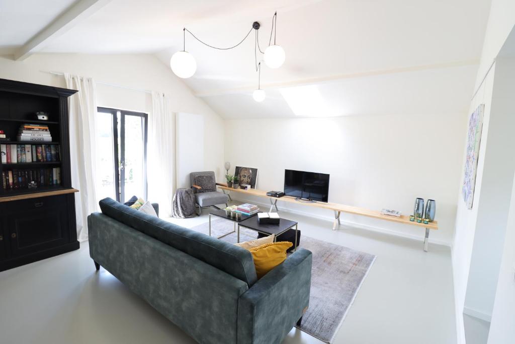 TV a/nebo společenská místnost v ubytování Heritage Loft