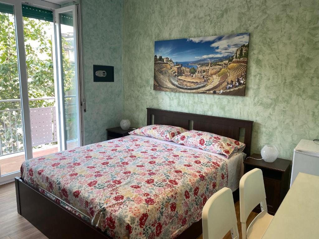 - une chambre avec un lit et une peinture murale dans l'établissement B&B CATANIA CENTRO - Charme & More, à Catane