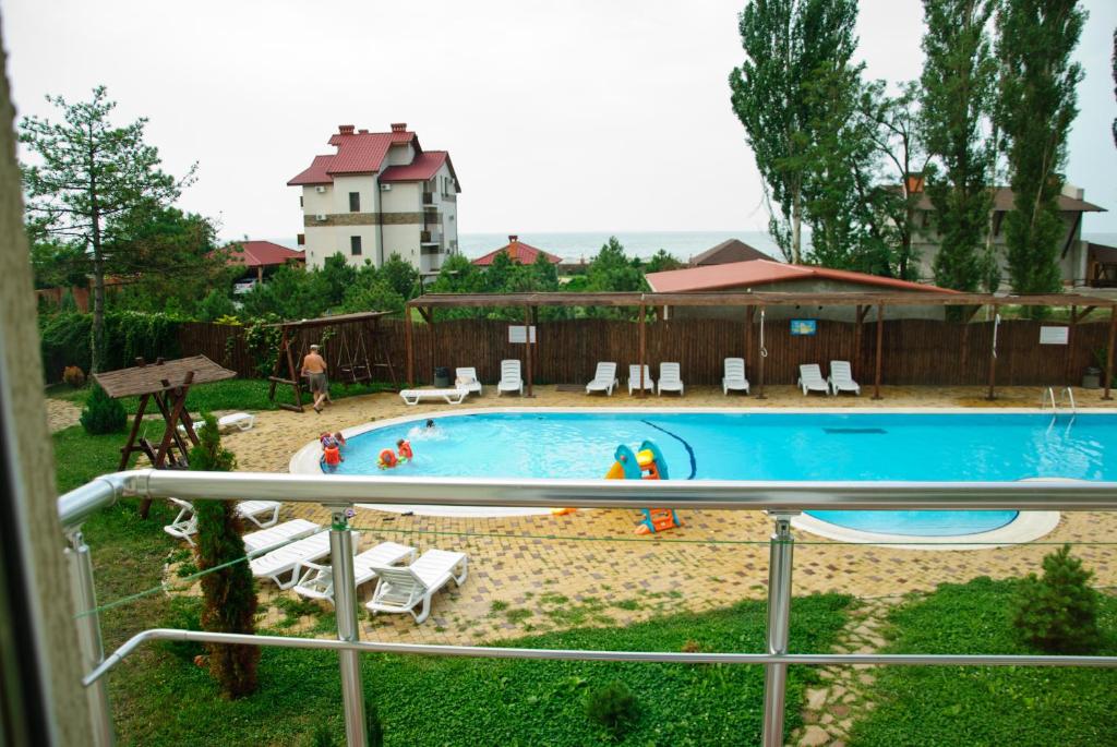 Bazén v ubytování Delfin nebo v jeho okolí