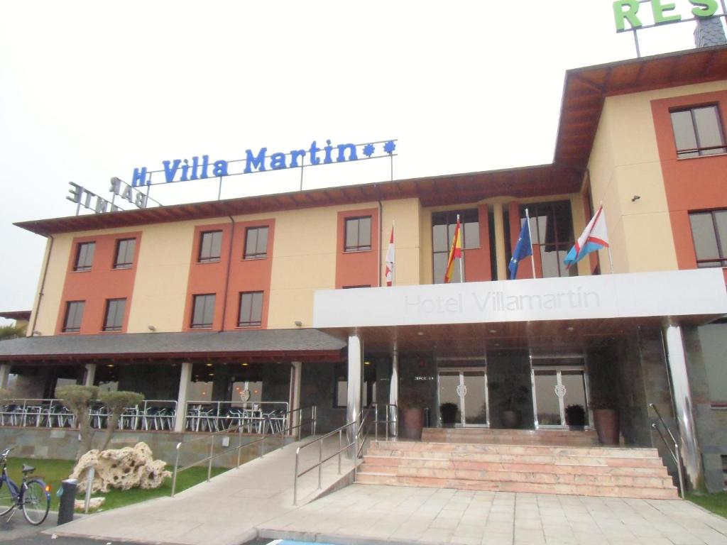 un edificio con un cartel que lee Villa Marriott en Area de Servicio Villamartín en Villamartín de la Abadía