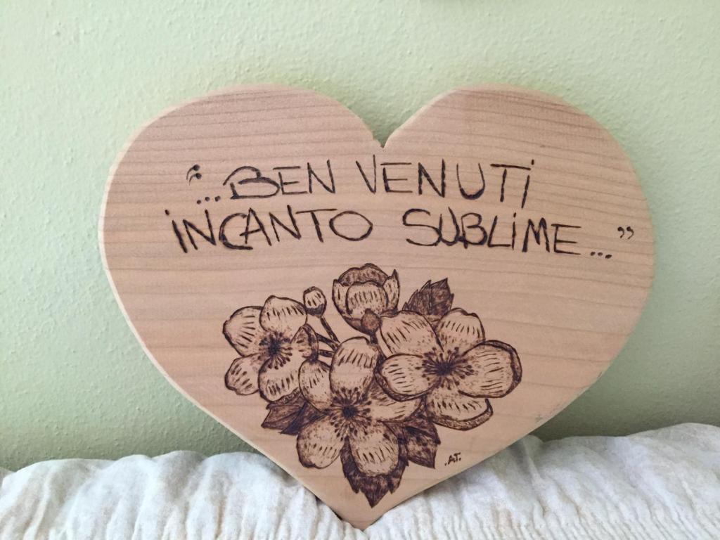 Drewniane serce z napisem "van ventiniini extrasie" w obiekcie Incanto Sublime w mieście Verbania