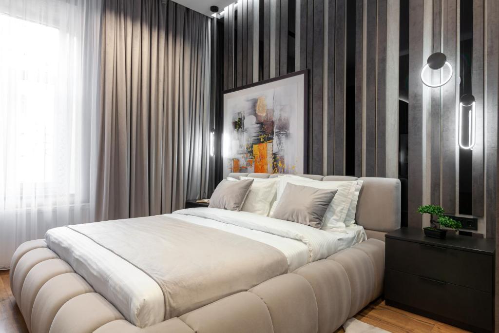 - une chambre avec un grand lit blanc dans l'établissement Dream apartament on Drahomanova street, à Lviv