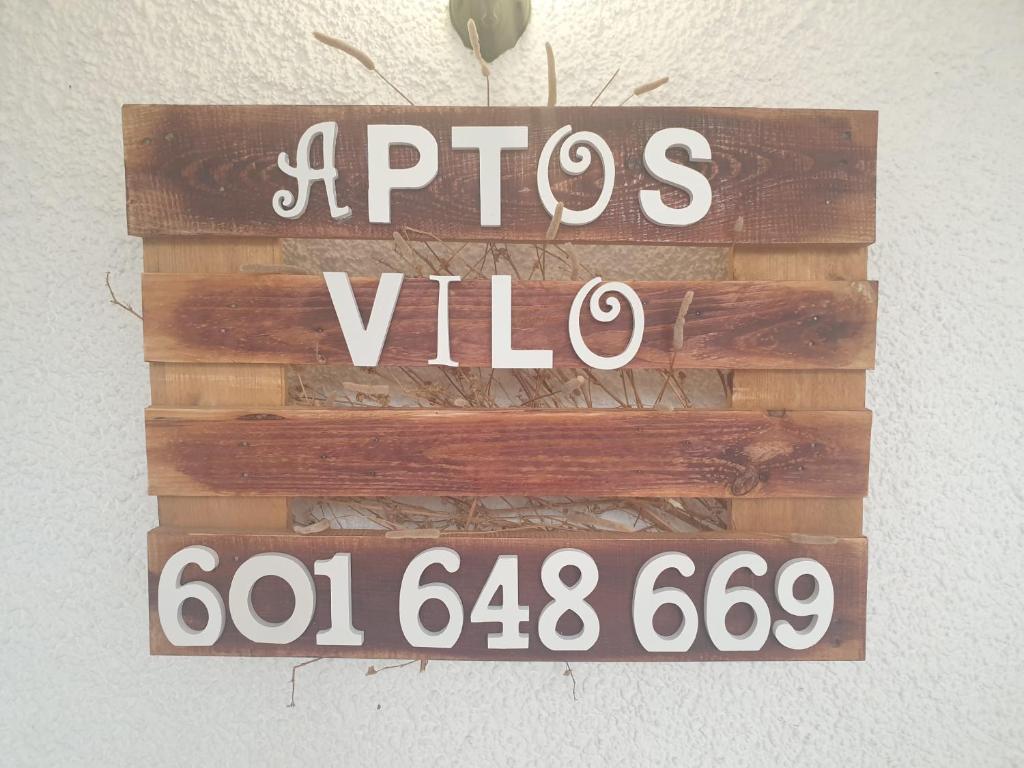 um sinal que diz apocos vico numa parede em Apartamentos Vilo, Axarquía Rural em Los Baños de Vilo