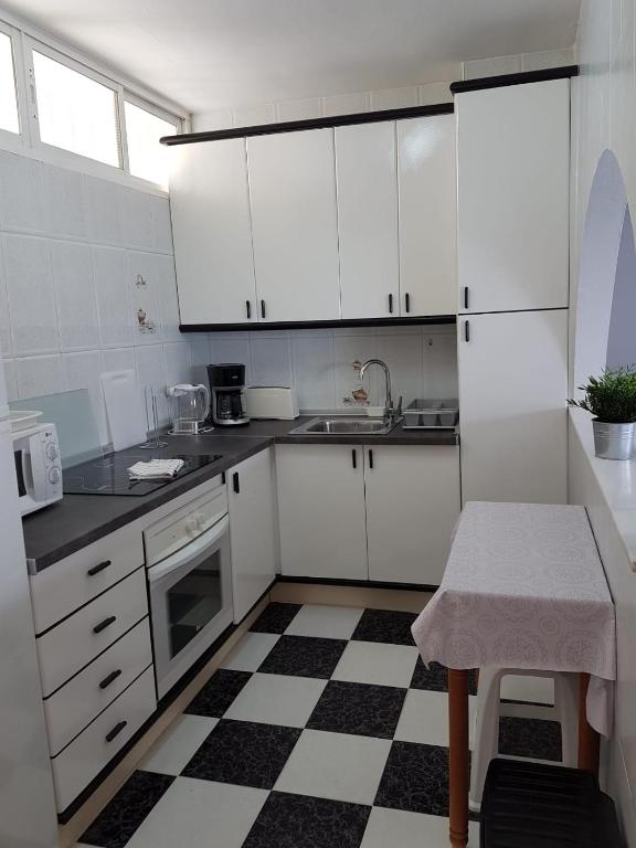 Kuchyň nebo kuchyňský kout v ubytování Apartamentos Tamarindos