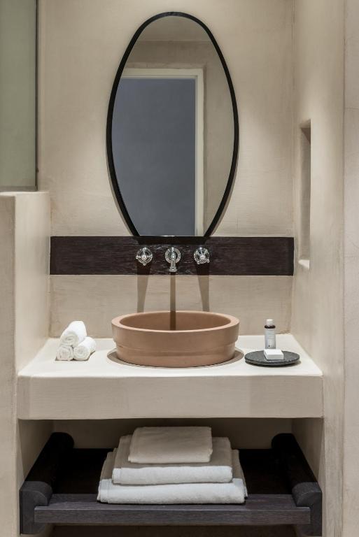 Storia Suite with Outdoor Hot Tub and Panoramic Sea View