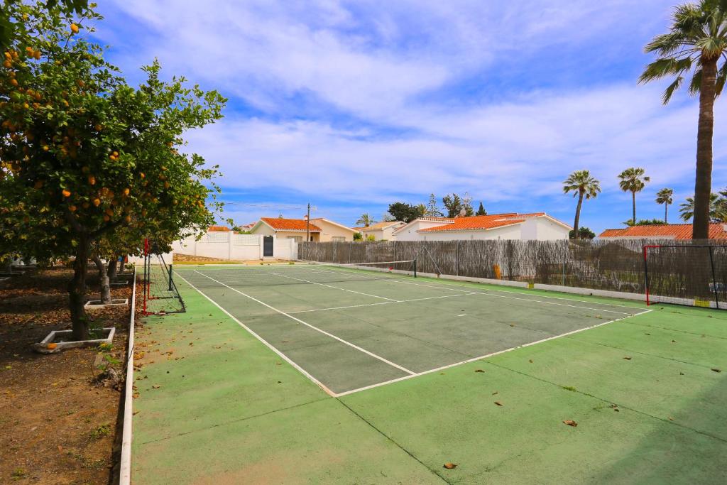 Tenis alebo squash v ubytovaní VILLA LUNA Beach Premium 9PAX alebo jeho okolí