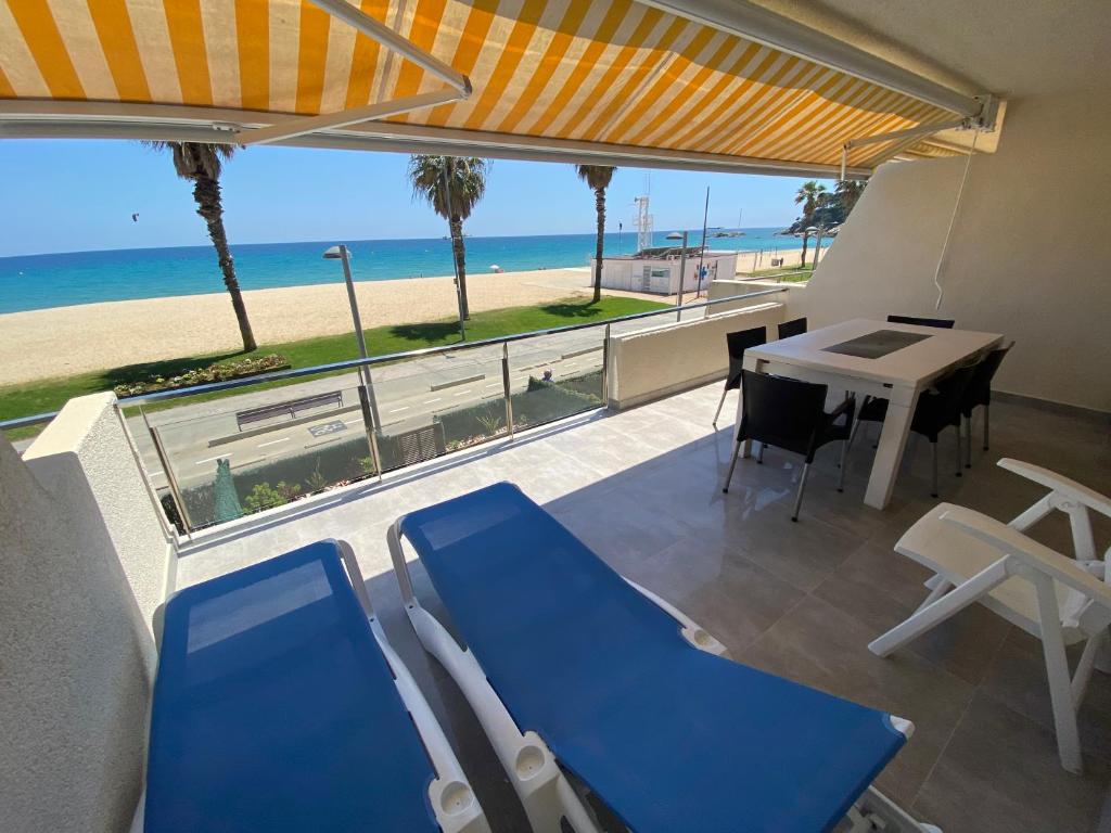d'un balcon avec des chaises et une table offrant une vue sur la plage. dans l'établissement Valentina Platja, à Sant Antoni de Calonge