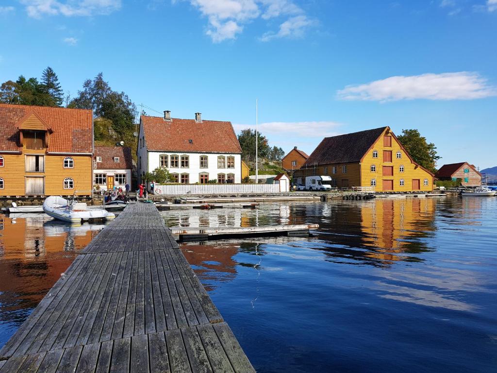 Rugsund Handelsstad في Rugsund: مرسى في مدينة بها بيوت على الماء