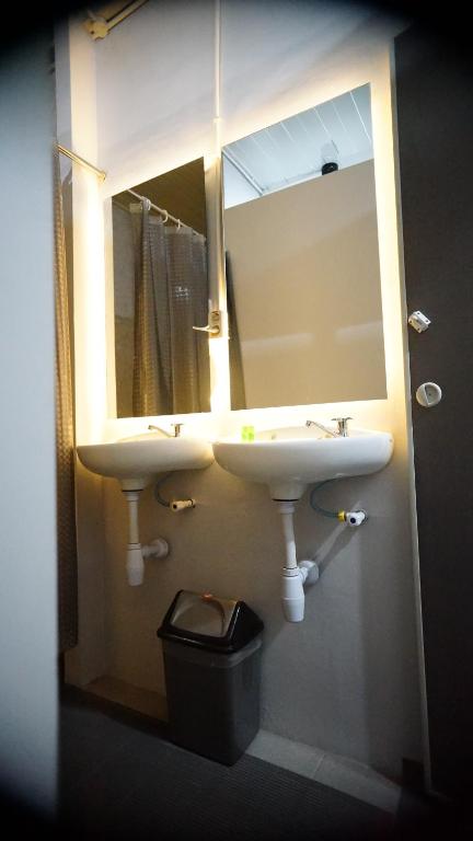 Koupelna v ubytování Lala Hostel