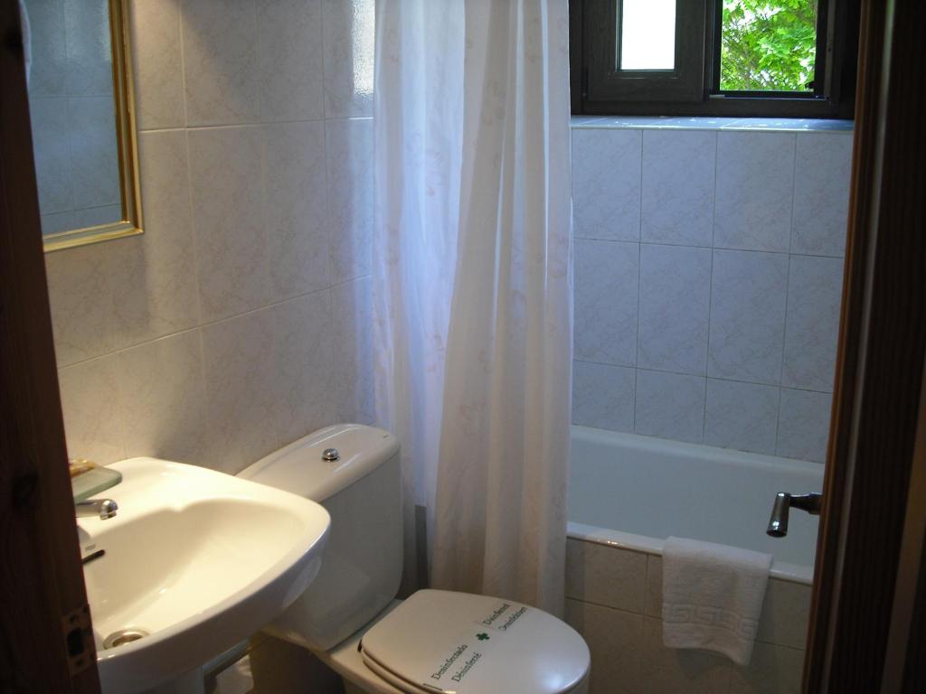 Koupelna v ubytování Hostal Pirineos Sarvisé