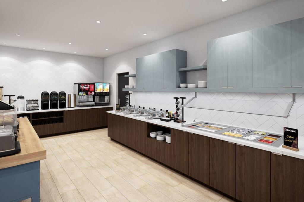 cocina con armarios de madera y encimera en Staybridge Suites - Racine - Mount Pleasant, en Mount Pleasant