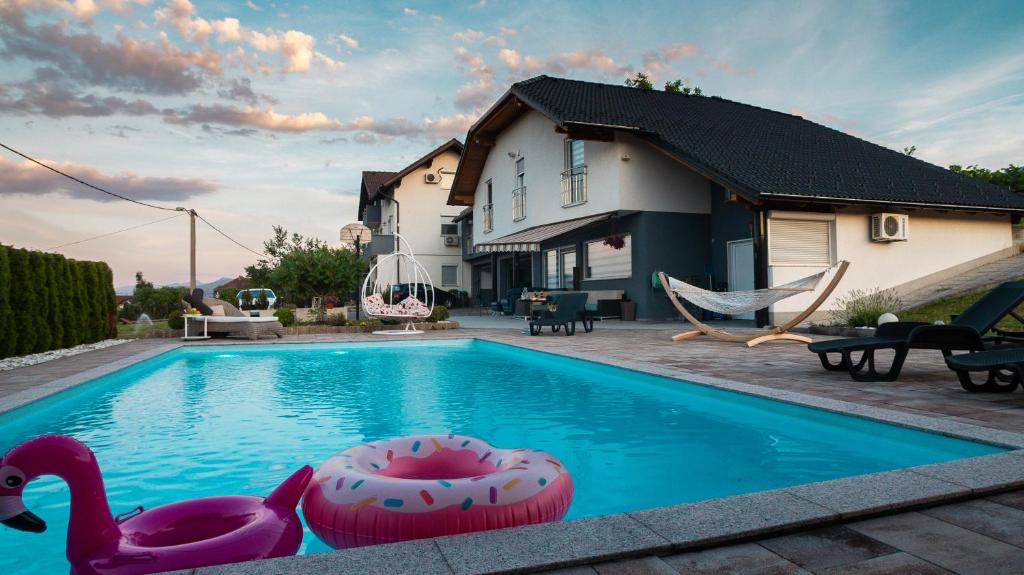 - une piscine avec deux cygnes roses dans l'établissement Villa De Luxe, à Bihać