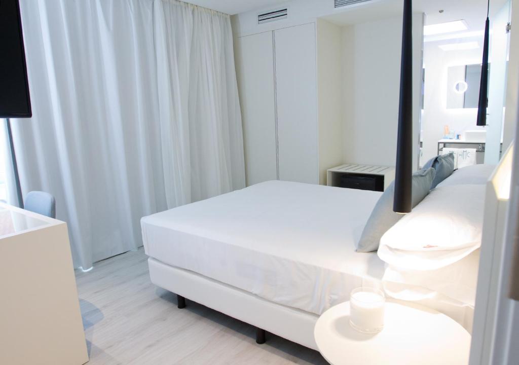 Postel nebo postele na pokoji v ubytování Hotel María Cristina