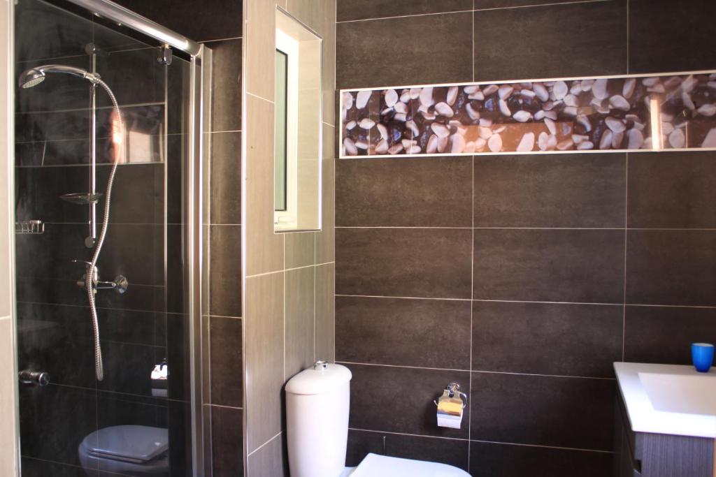 Koupelna v ubytování Giljana ensuite rooms shared terrace & kitchen