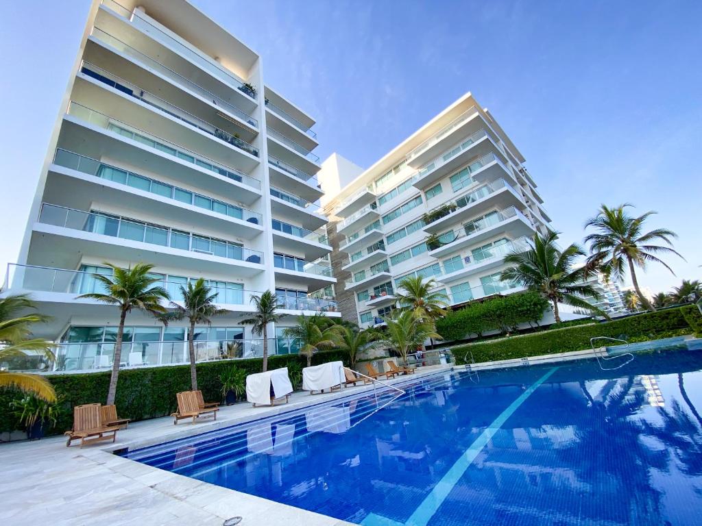 a swimming pool in front of a large building at Vista al mar en Cartagena , Apartamento en Morros in Cartagena de Indias