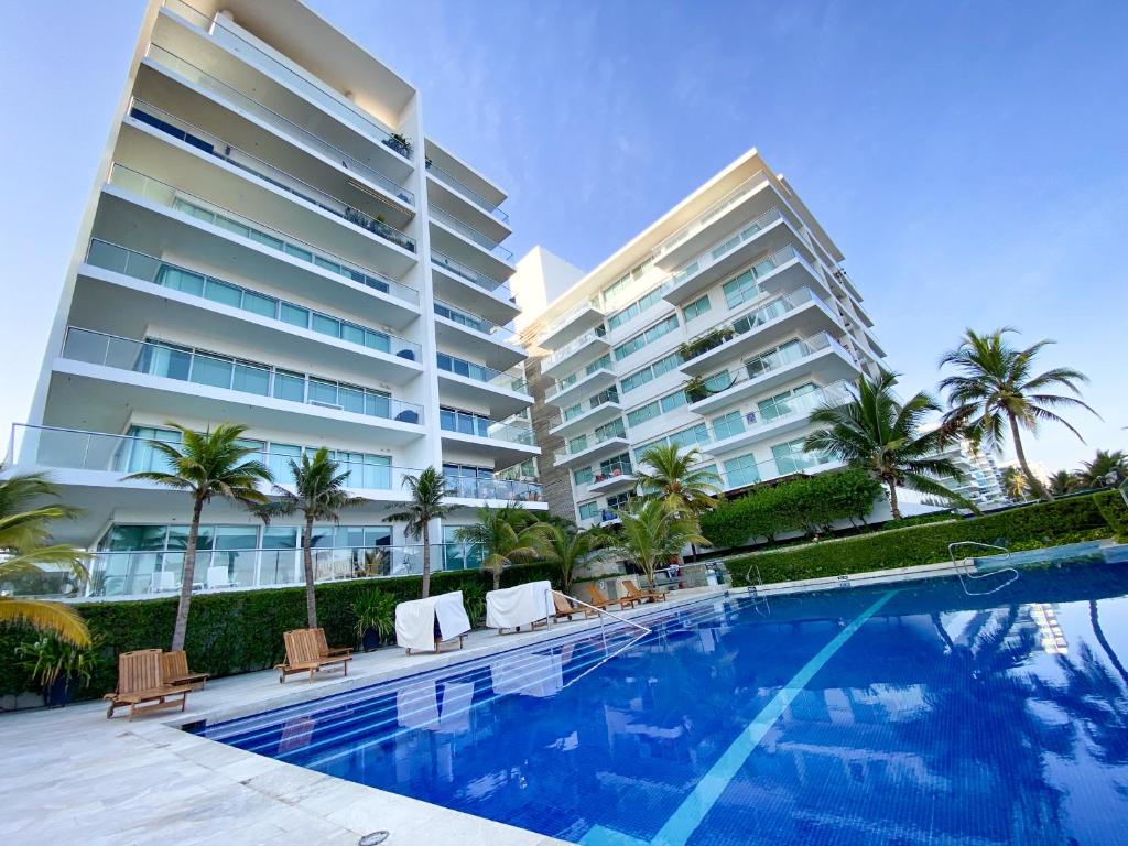 a swimming pool in front of a large building at Apartamento en Cartagena con vista al mar in Cartagena de Indias