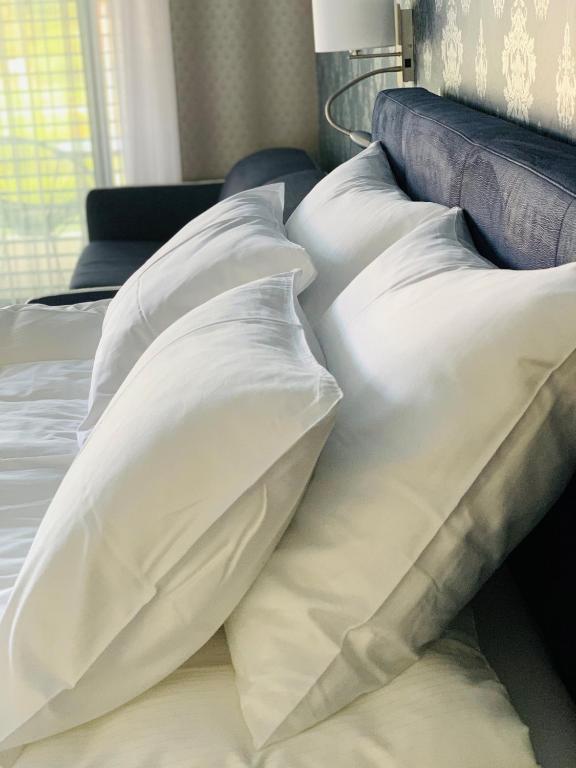 Una cama o camas en una habitación de TI Hotel