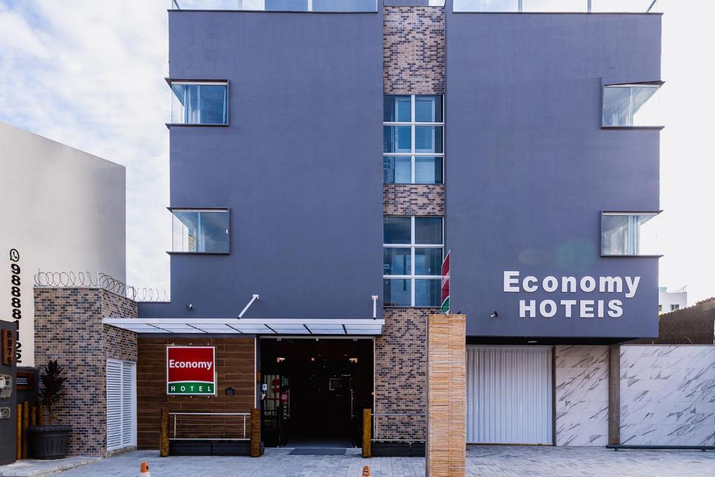 納塔爾的住宿－Economy Hotel，一座建筑,上面标有读经济型酒店的标志