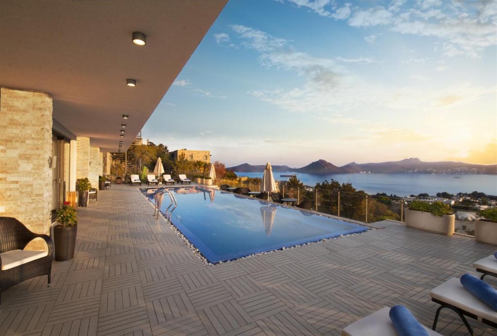 vista para uma piscina num hotel com vista em Spektr Boutique Hotel Yalikavak em Yalıkavak