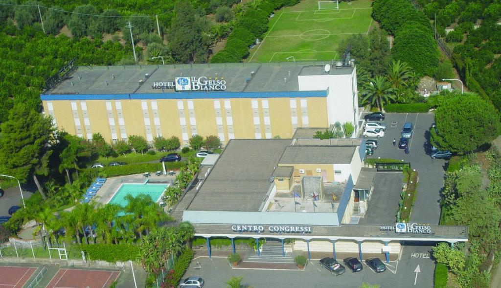 an overhead view of a building with a car dealership at Il Gelso Bianco in Misterbianco