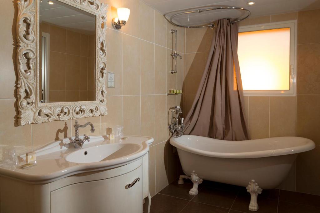 Hôtel Mercure Villeneuve sur Lot Moulin de Madame - Classic Double Room With Terrace And River View