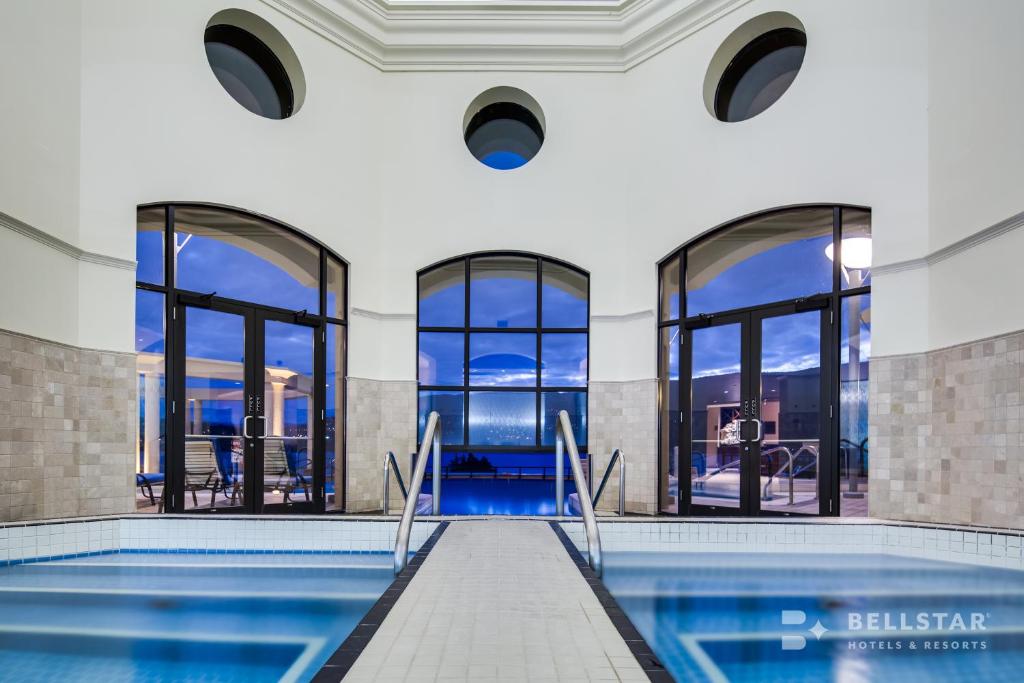 Bazén v ubytování The Royal Kelowna - Bellstar Hotels & Resorts nebo v jeho okolí