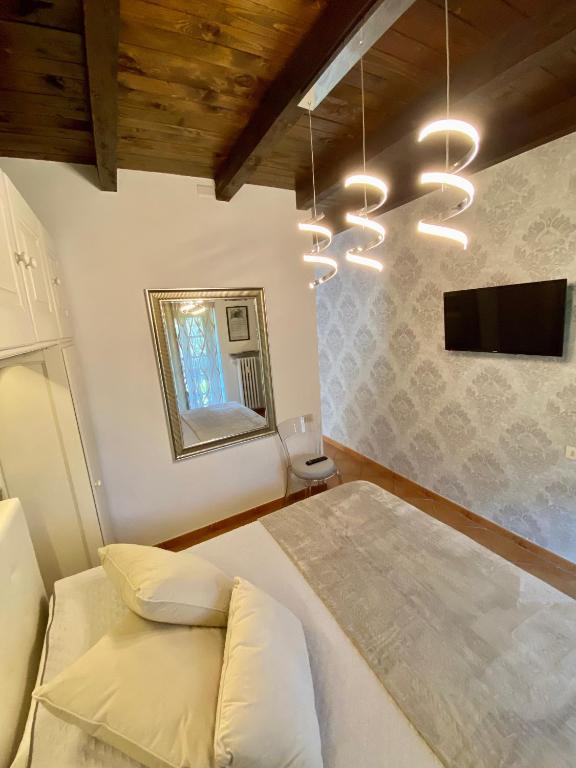 TV a/nebo společenská místnost v ubytování Ancienne Maisonnette