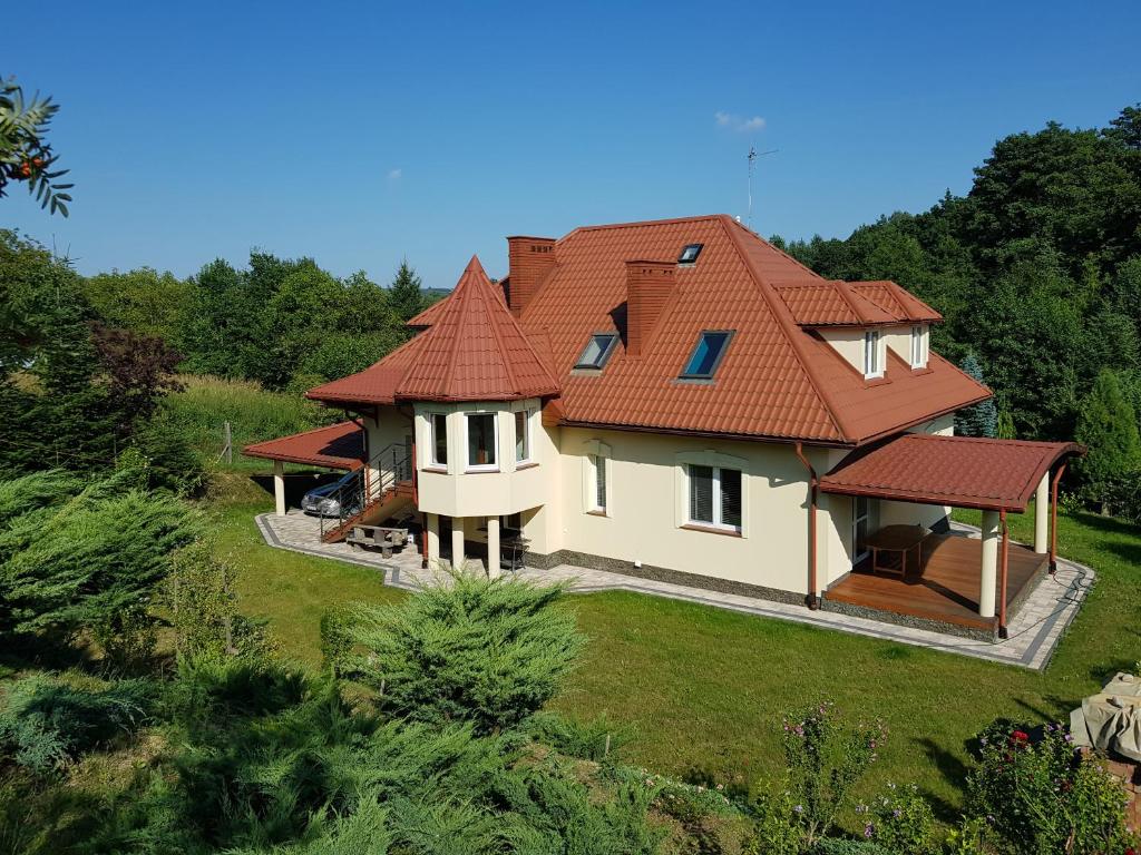 duży dom z czerwonym dachem w obiekcie Home on the hill w mieście Rzeszów