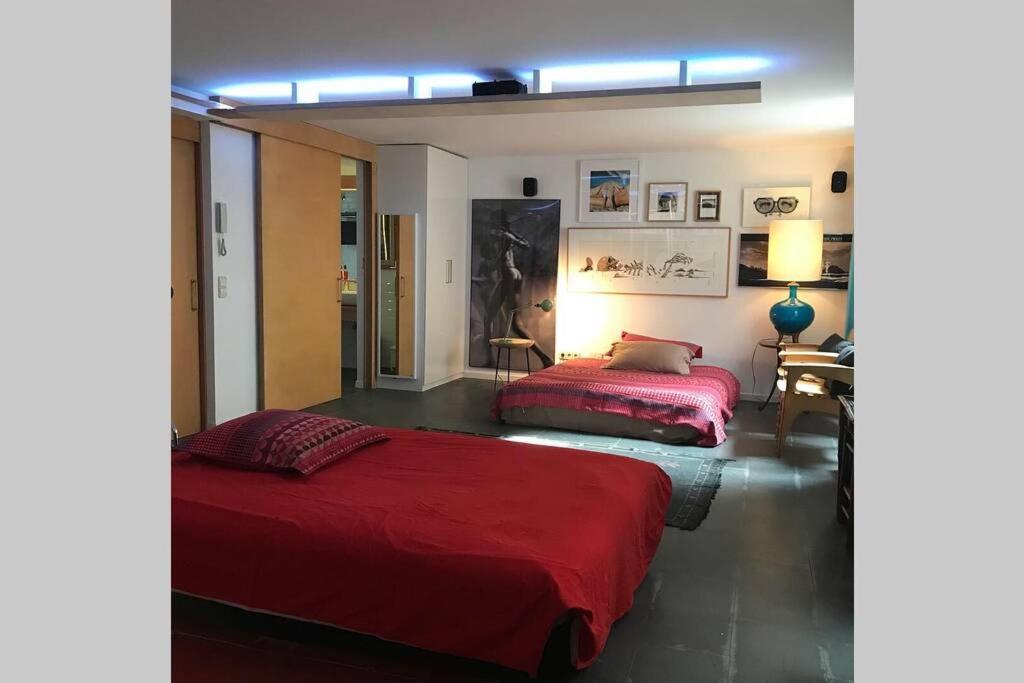 1 dormitorio con 2 camas con sábanas rojas en Spacious Chillout in Madrid en Madrid