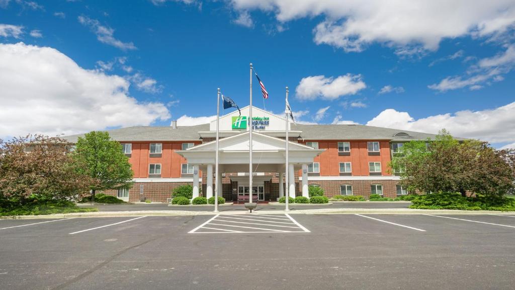 Un edificio con un estacionamiento enfrente. en Holiday Inn Express Hotel & Suites Portland by IHG, en Portland